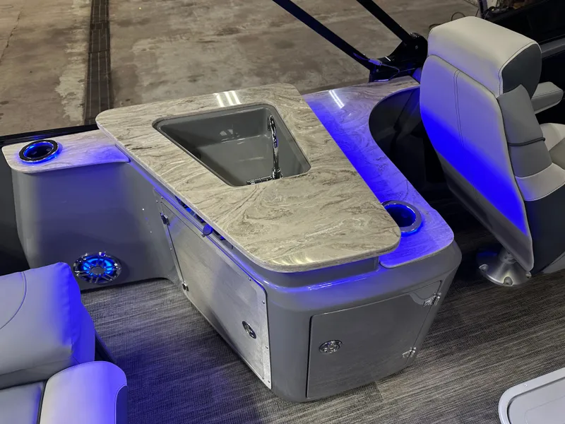 Slide: The Image of Tahoe Cascade 2585 Elite Windshield Tritoon & 250HP 4-Stroke 2025 - 24