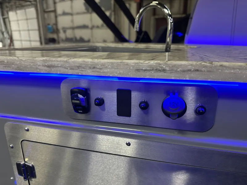 Slide: The Image of Tahoe Cascade 2585 Elite Windshield Tritoon & 250HP 4-Stroke 2025 - 27