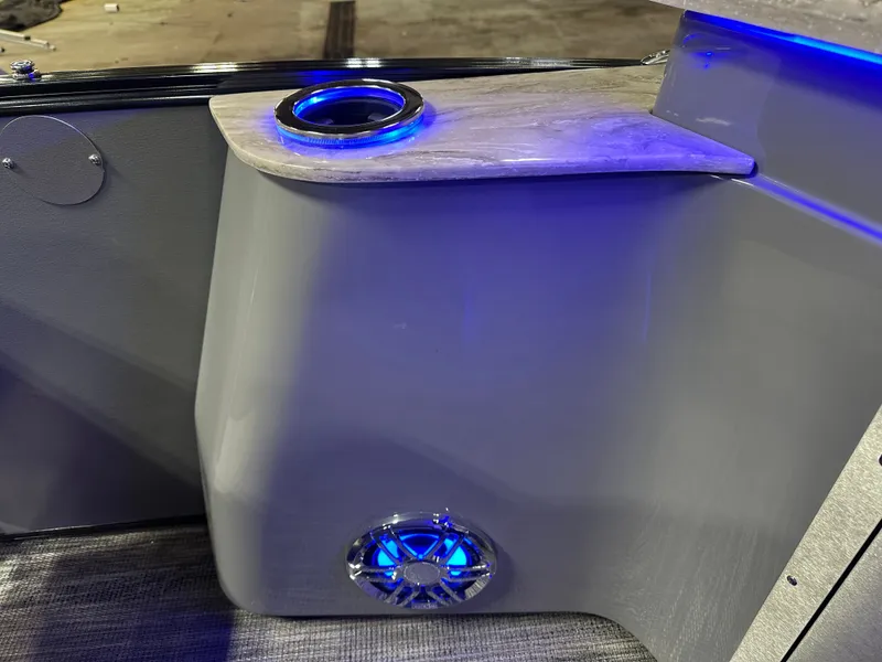 Slide: The Image of Tahoe Cascade 2585 Elite Windshield Tritoon & 250HP 4-Stroke 2025 - 28