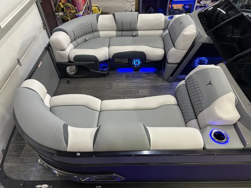 Slide: The Image of Tahoe Cascade 2585 Elite Windshield Tritoon & 250HP 4-Stroke 2025 - 3