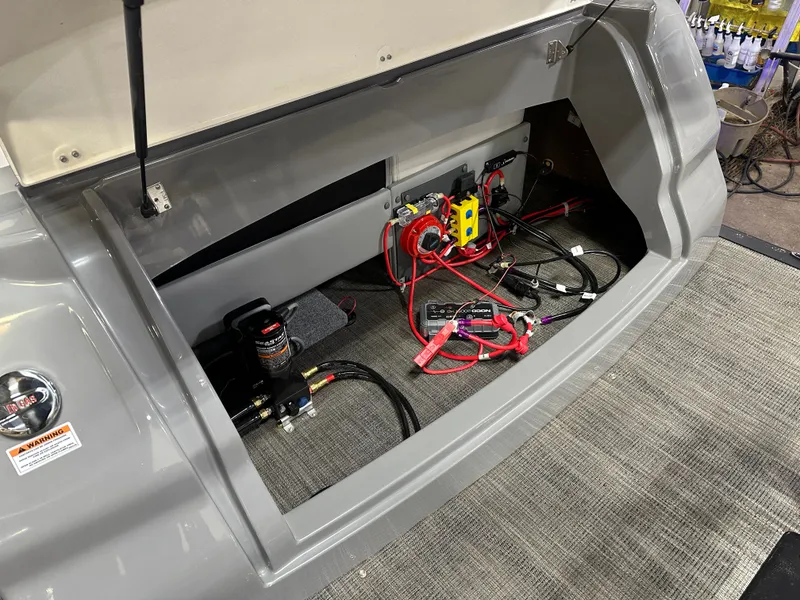 Slide: The Image of Tahoe Cascade 2585 Elite Windshield Tritoon & 250HP 4-Stroke 2025 - 30