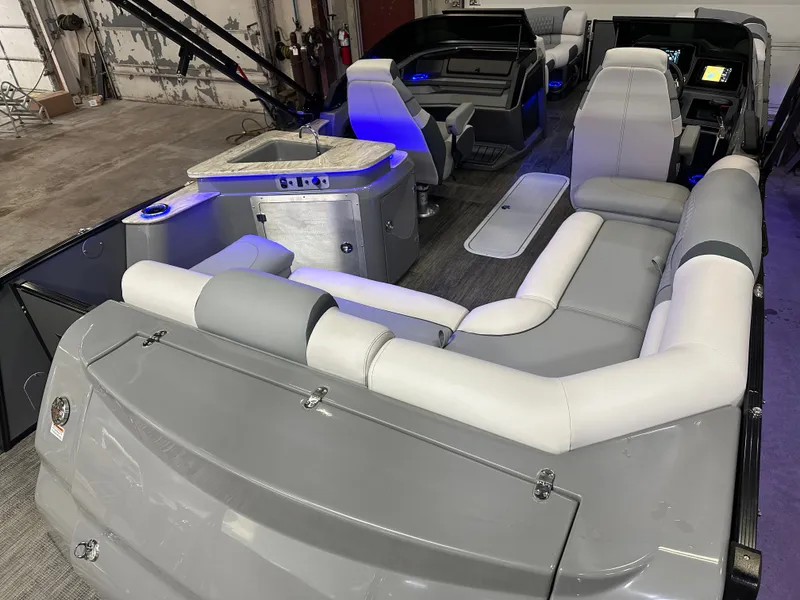 Slide: The Image of Tahoe Cascade 2585 Elite Windshield Tritoon & 250HP 4-Stroke 2025 - 31