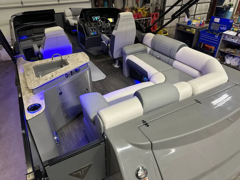 Slide: The Image of Tahoe Cascade 2585 Elite Windshield Tritoon & 250HP 4-Stroke 2025 - 32