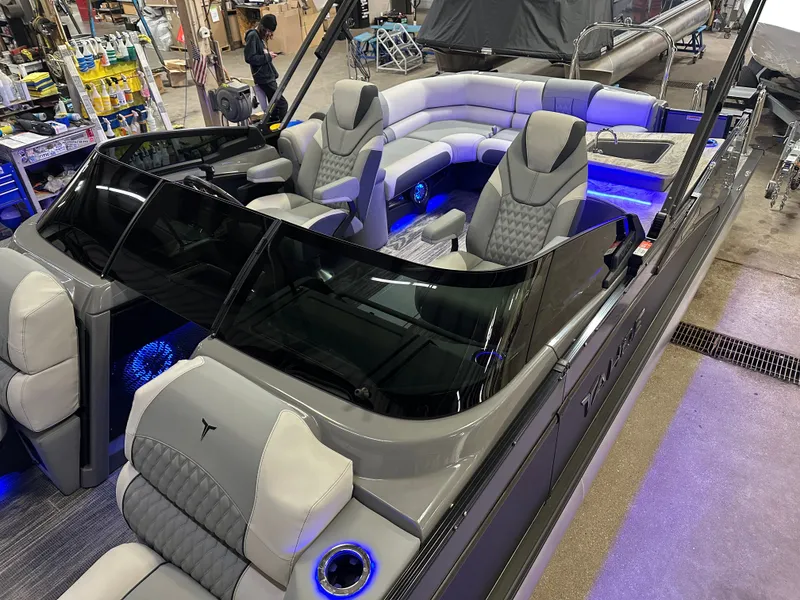 Slide: The Image of Tahoe Cascade 2585 Elite Windshield Tritoon & 250HP 4-Stroke 2025 - 4