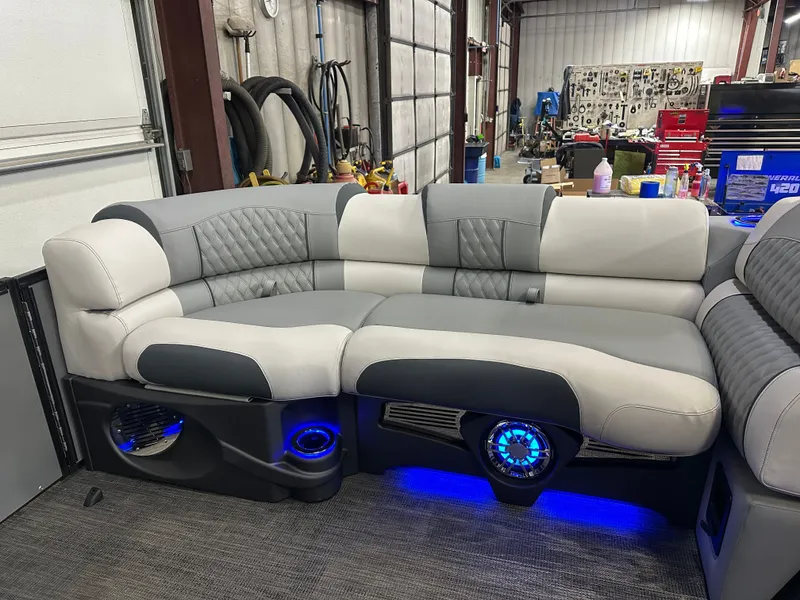 Slide: The Image of Tahoe Cascade 2585 Elite Windshield Tritoon & 250HP 4-Stroke 2025 - 40