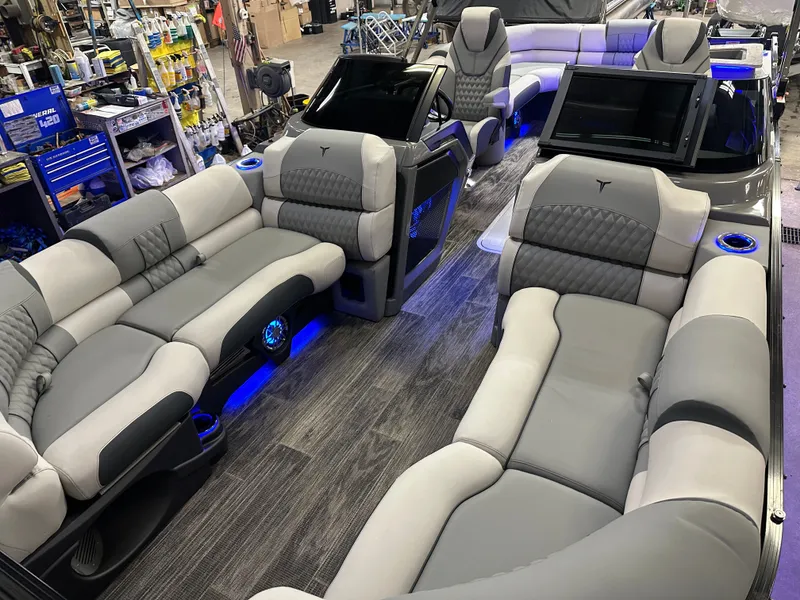 Slide: The Image of Tahoe Cascade 2585 Elite Windshield Tritoon & 250HP 4-Stroke 2025 - 42