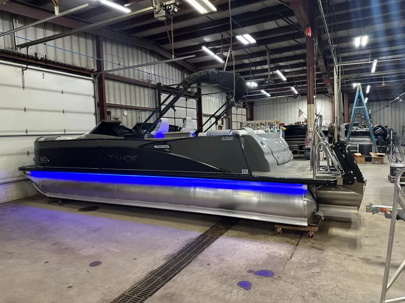 Slide: The Image of Tahoe Cascade 2585 Elite Windshield Tritoon & 250HP 4-Stroke 2025 - 47