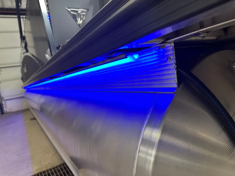 Slide: The Image of Tahoe Cascade 2585 Elite Windshield Tritoon & 250HP 4-Stroke 2025 - 48