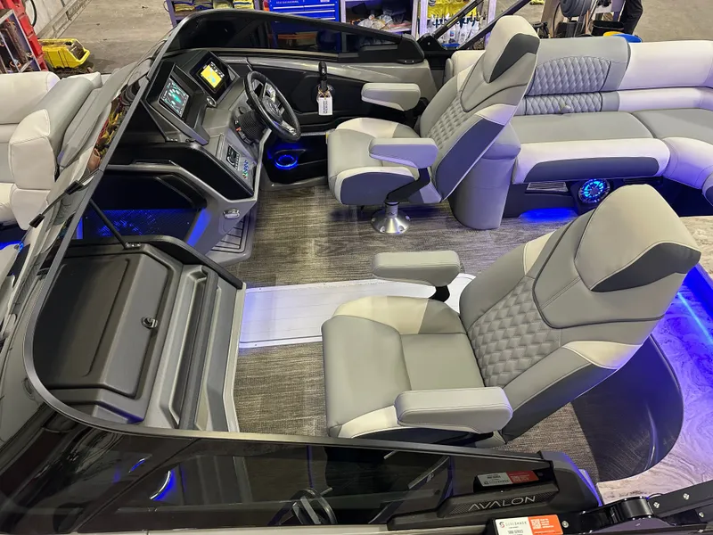 Slide: The Image of Tahoe Cascade 2585 Elite Windshield Tritoon & 250HP 4-Stroke 2025 - 5