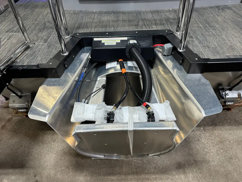 Slide: The Image of Tahoe Cascade 2585 Elite Windshield Tritoon & 250HP 4-Stroke 2025 - 52