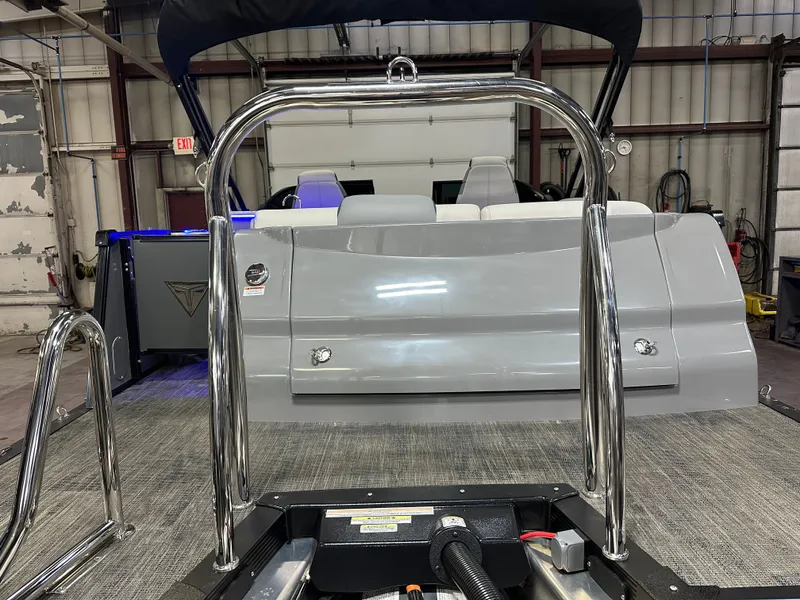 Slide: The Image of Tahoe Cascade 2585 Elite Windshield Tritoon & 250HP 4-Stroke 2025 - 53