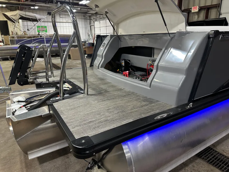 Slide: The Image of Tahoe Cascade 2585 Elite Windshield Tritoon & 250HP 4-Stroke 2025 - 55