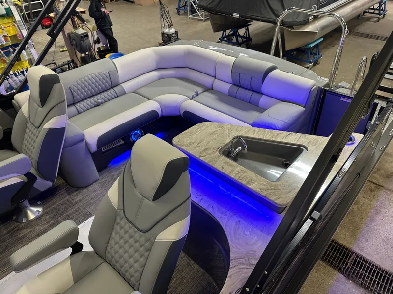 Slide: The Image of Tahoe Cascade 2585 Elite Windshield Tritoon & 250HP 4-Stroke 2025 - 6