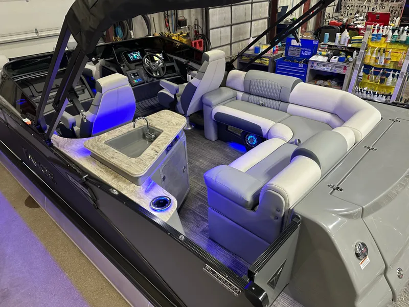 Slide: The Image of Tahoe Cascade 2585 Elite Windshield Tritoon & 250HP 4-Stroke 2025 - 7