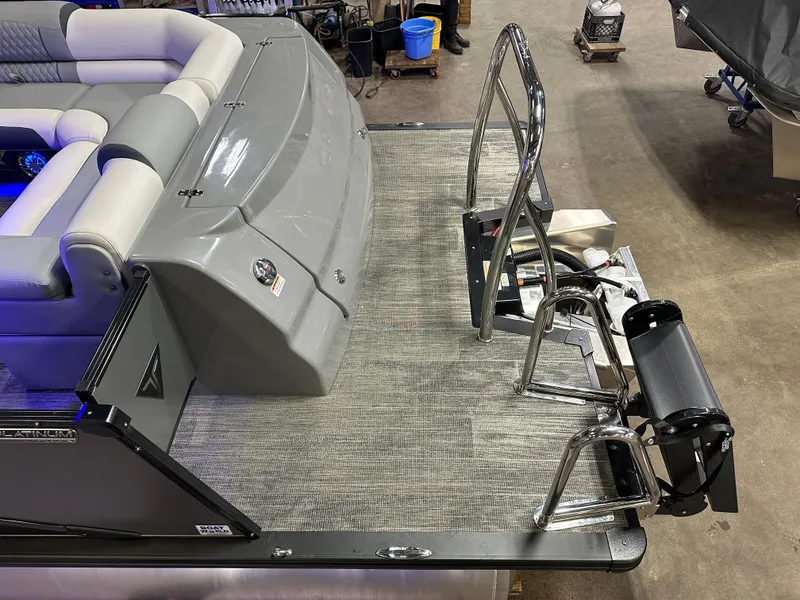 Slide: The Image of Tahoe Cascade 2585 Elite Windshield Tritoon & 250HP 4-Stroke 2025 - 8