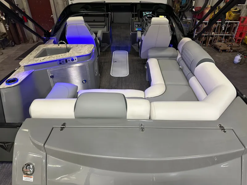 Slide: The Image of Tahoe Cascade 2585 Elite Windshield Tritoon & 250HP 4-Stroke 2025 - 9