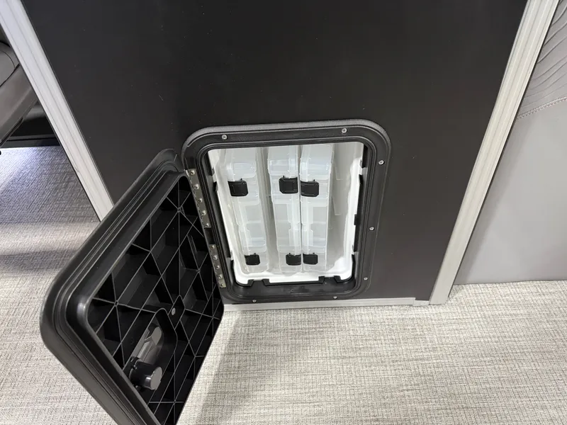 Slide: The Image of Tahoe GEOfish 2385 Rear Fish Tritoon & Honda 4-Stroke EFI 2025 - 20