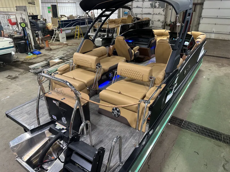 Slide: The Image of Tahoe Grand Tahoe 2585 Quad Lounge Windshield Tritoon & Mercury 400HP V10 2025 - 70