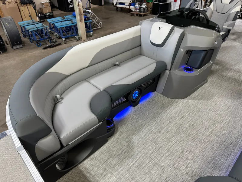 Slide: The Image of Tahoe LTZ 2385 (CRB) Cruise Rear Bench Tritoon & Honda 4-Stroke EFI 2025 - 10