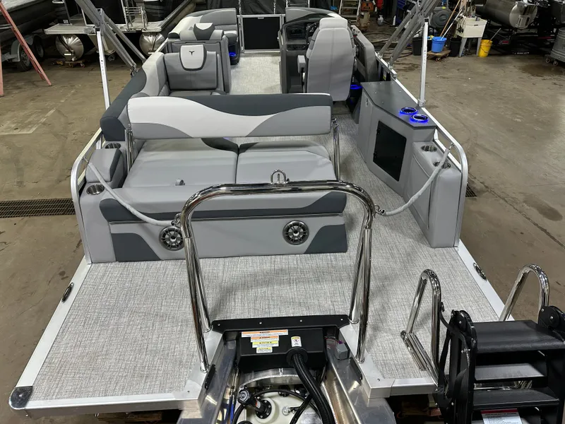 Slide: The Image of Tahoe LTZ 2385 (CRB) Cruise Rear Bench Tritoon & Honda 4-Stroke EFI 2025 - 8