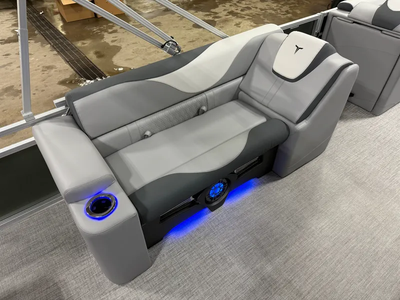 Slide: The Image of Tahoe LTZ 2385 Elite Cruise Tritoon & Honda 4-Stroke EFI 2025 - 19