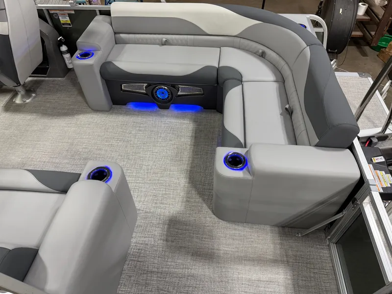 Slide: The Image of Tahoe LTZ 2385 Elite Cruise Tritoon & Honda 4-Stroke EFI 2025 - 6