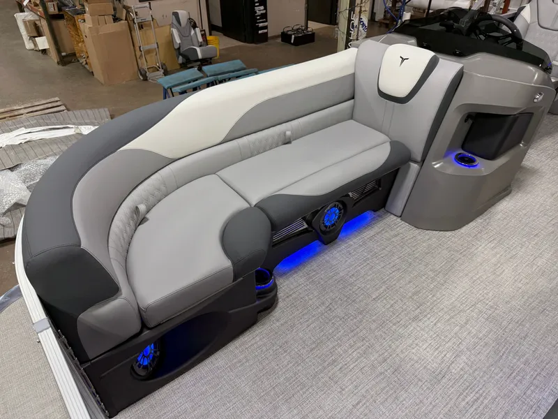 Slide: The Image of Tahoe LTZ 2385 Elite Cruise Tritoon & Honda 4-Stroke EFI 2025 - 9