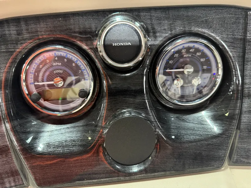 Slide: The Image of Tahoe LTZ 2385 Quad Lounge Shift SS Tritoon & Honda 4-Stroke EFI 2025 - 16