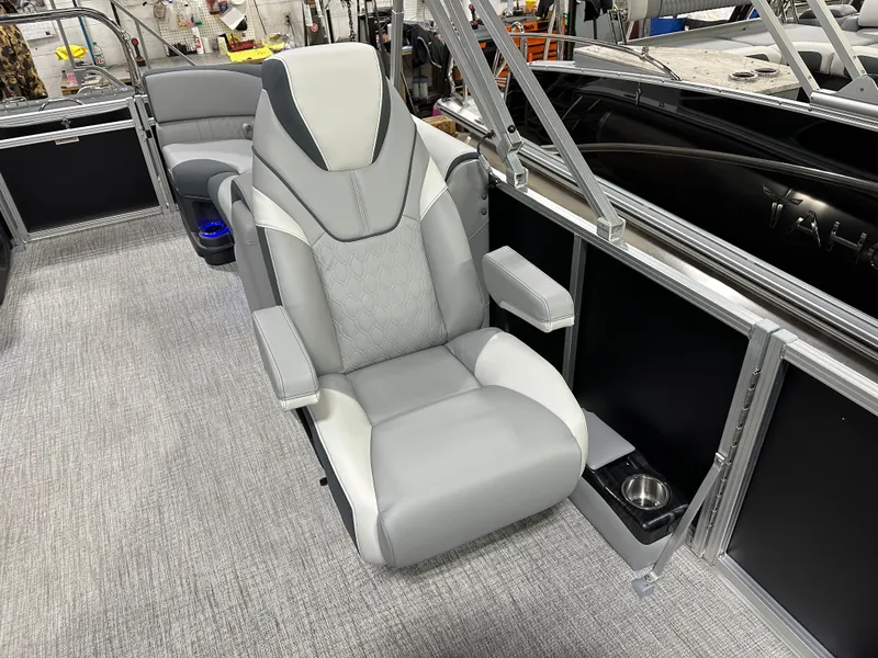 Slide: The Image of Tahoe LTZ 2385 Quad Lounge Tritoon & Honda 4-Stroke EFI 2025 - 11