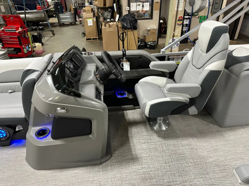 Slide: The Image of Tahoe LTZ 2385 Quad Lounge Tritoon & Honda 4-Stroke EFI 2025 - 12