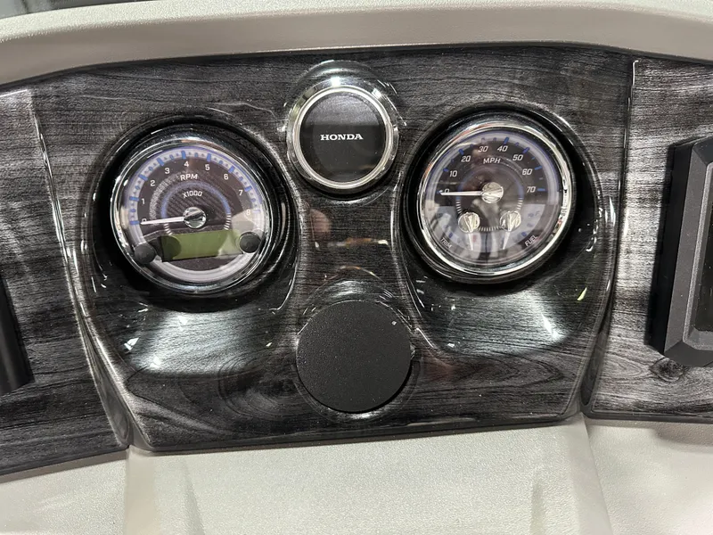 Slide: The Image of Tahoe LTZ 2385 Quad Lounge Tritoon & Honda 4-Stroke EFI 2025 - 16