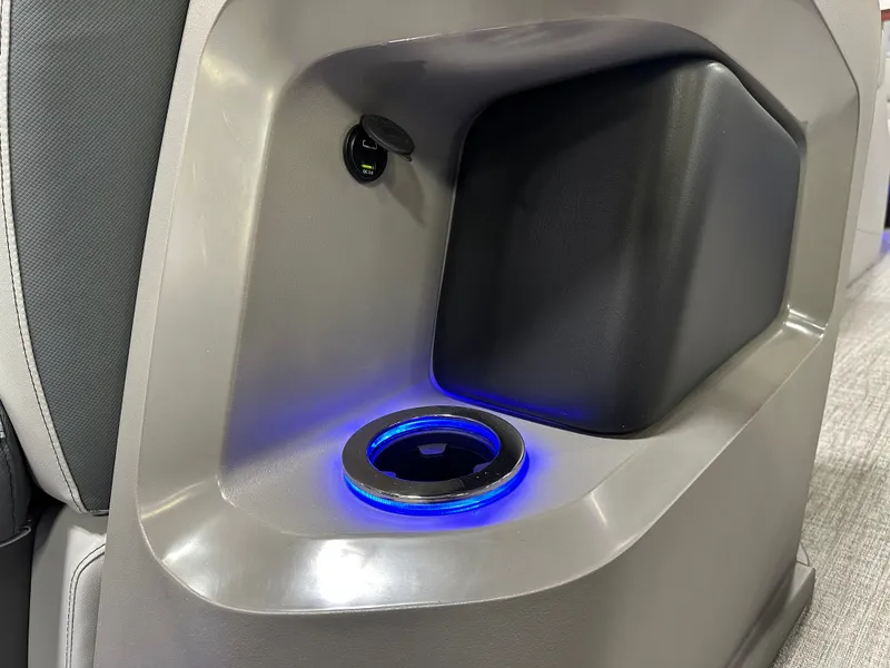 Slide: The Image of Tahoe LTZ 2385 Quad Lounge Tritoon & Honda 4-Stroke EFI 2025 - 31