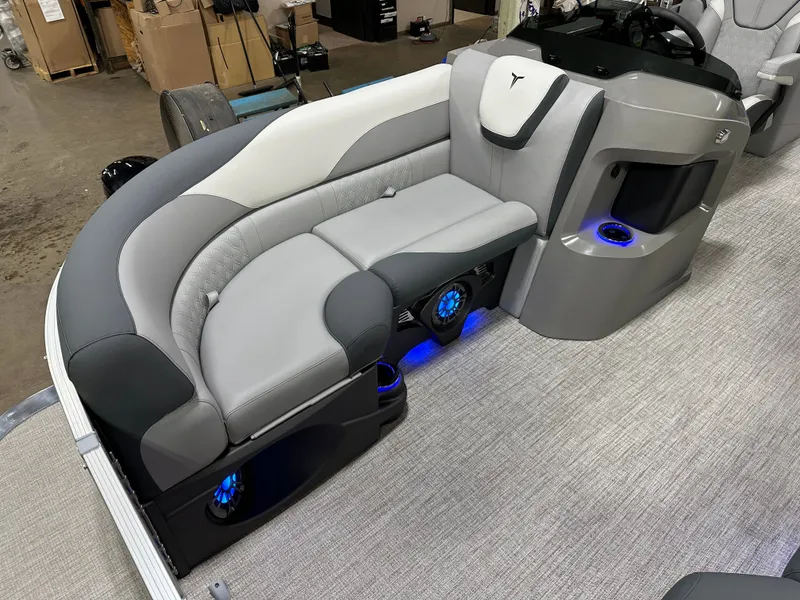 Slide: The Image of Tahoe LTZ 2385 Quad Lounge Tritoon & Honda 4-Stroke EFI 2025 - 9