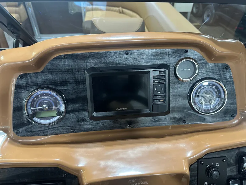 Slide: The Image of Tahoe LTZ 2385 Swingback (VRB) Windshield Tritoon & Honda 4-Stroke EFI 2025 - 17