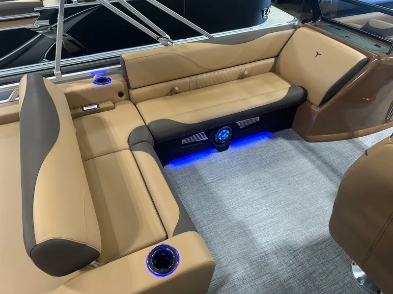 Slide: The Image of Tahoe LTZ 2385 Swingback (VRB) Windshield Tritoon & Honda 4-Stroke EFI 2025 - 20