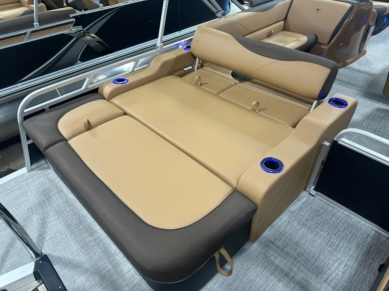 Slide: The Image of Tahoe LTZ 2385 Swingback (VRB) Windshield Tritoon & Honda 4-Stroke EFI 2025 - 21