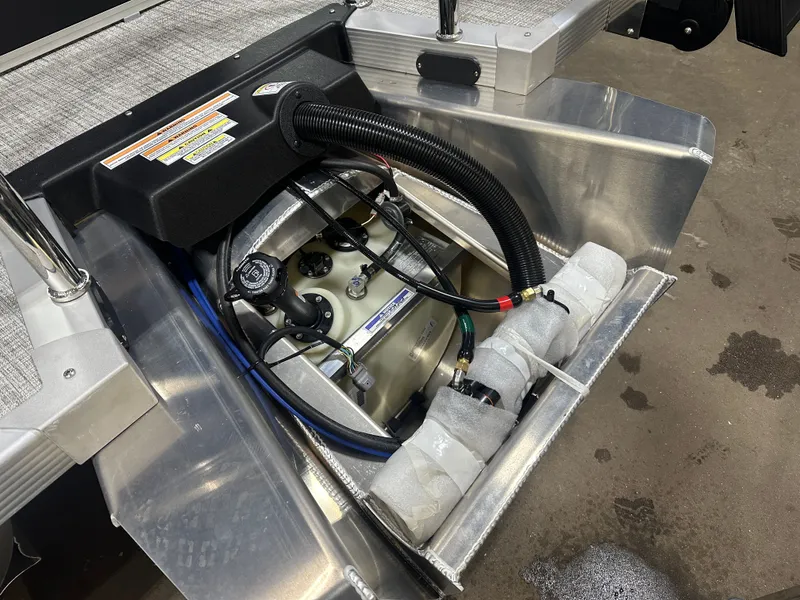 Slide: The Image of Tahoe LTZ 2385 Swingback (VRB) Windshield Tritoon & Honda 4-Stroke EFI 2025 - 45