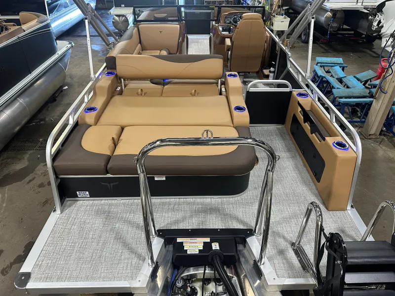 Slide: The Image of Tahoe LTZ 2385 Swingback (VRB) Windshield Tritoon & Honda 4-Stroke EFI 2025 - 8