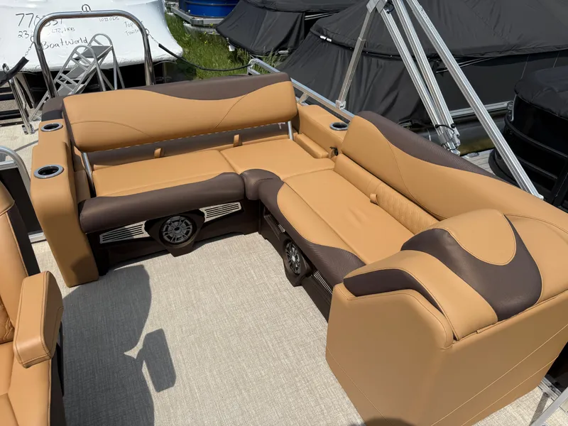 Slide: The Image of Tahoe LTZ 2385 Swingback (VRB) Tritoon & Honda 4-Stroke EFI 2025 - 10