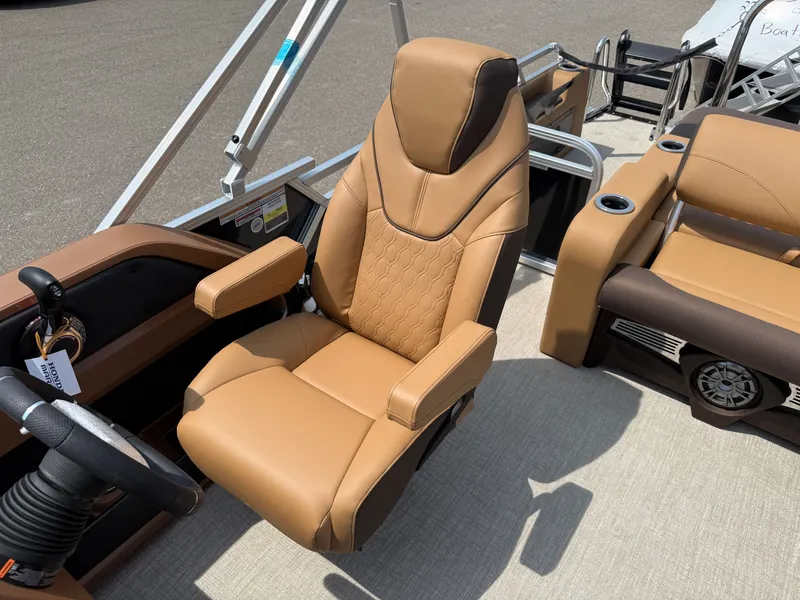 Slide: The Image of Tahoe LTZ 2385 Swingback (VRB) Tritoon & Honda 4-Stroke EFI 2025 - 12