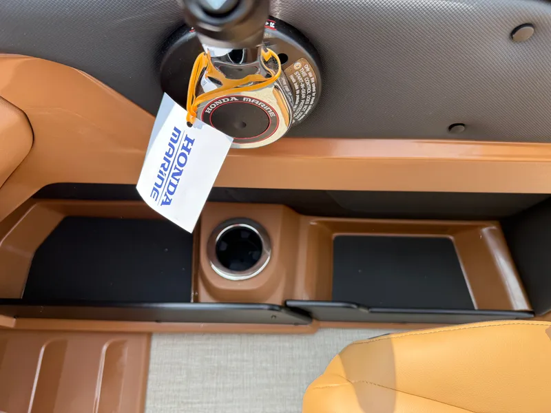 Slide: The Image of Tahoe LTZ 2385 Swingback (VRB) Tritoon & Honda 4-Stroke EFI 2025 - 17