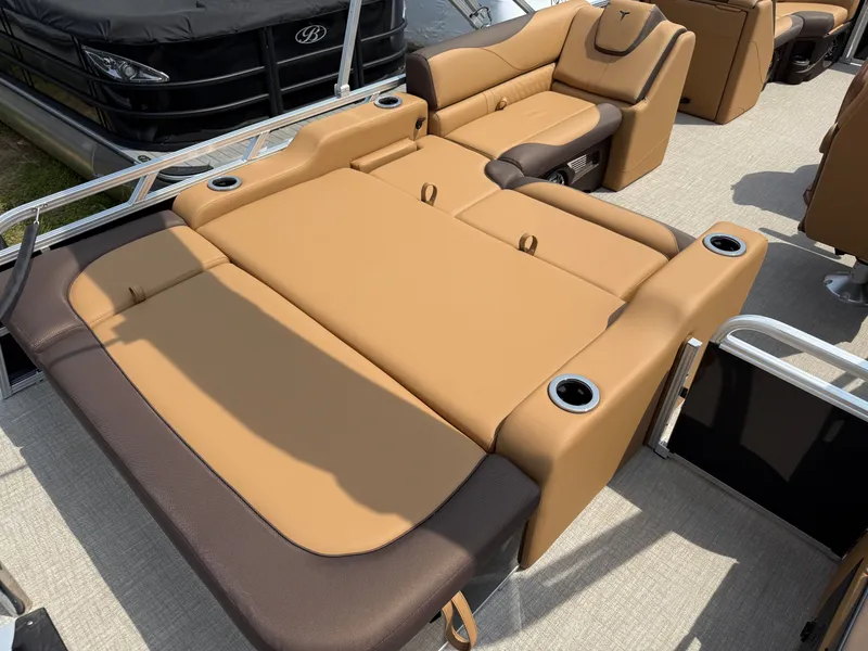 Slide: The Image of Tahoe LTZ 2385 Swingback (VRB) Tritoon & Honda 4-Stroke EFI 2025 - 21