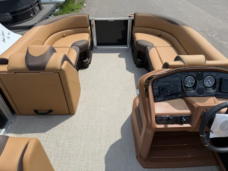 Slide: The Image of Tahoe LTZ 2385 Swingback (VRB) Tritoon & Honda 4-Stroke EFI 2025 - 30