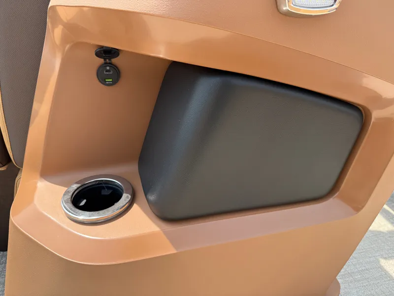 Slide: The Image of Tahoe LTZ 2385 Swingback (VRB) Tritoon & Honda 4-Stroke EFI 2025 - 31