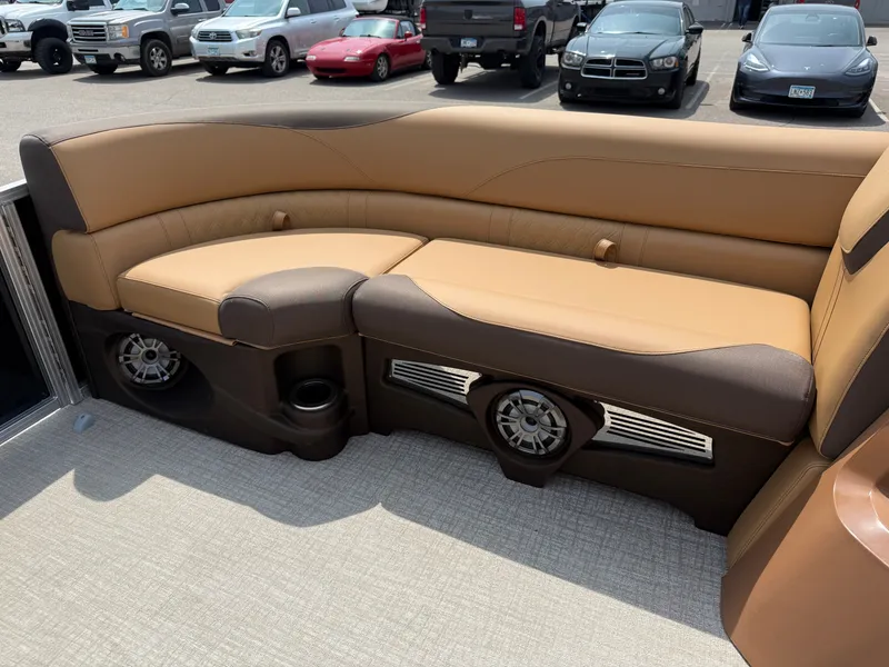 Slide: The Image of Tahoe LTZ 2385 Swingback (VRB) Tritoon & Honda 4-Stroke EFI 2025 - 32