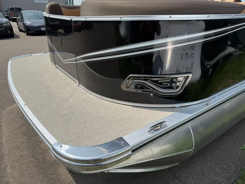 Slide: The Image of Tahoe LTZ 2385 Swingback (VRB) Tritoon & Honda 4-Stroke EFI 2025 - 38