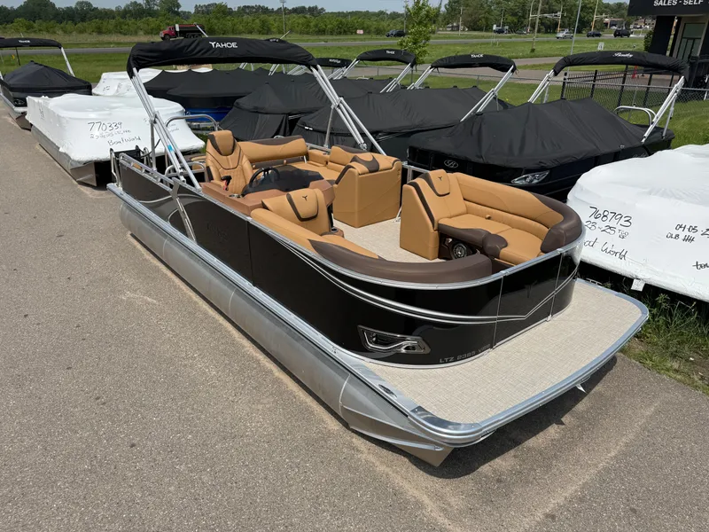 Slide: The Image of Tahoe LTZ 2385 Swingback (VRB) Tritoon & Honda 4-Stroke EFI 2025 - 49