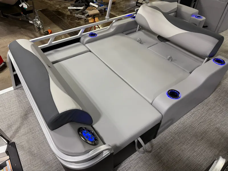 Slide: The Image of Tahoe LTZ 2385 Swingback (VRL) Tritoon & Honda 4-Stroke EFI 2025 - 18