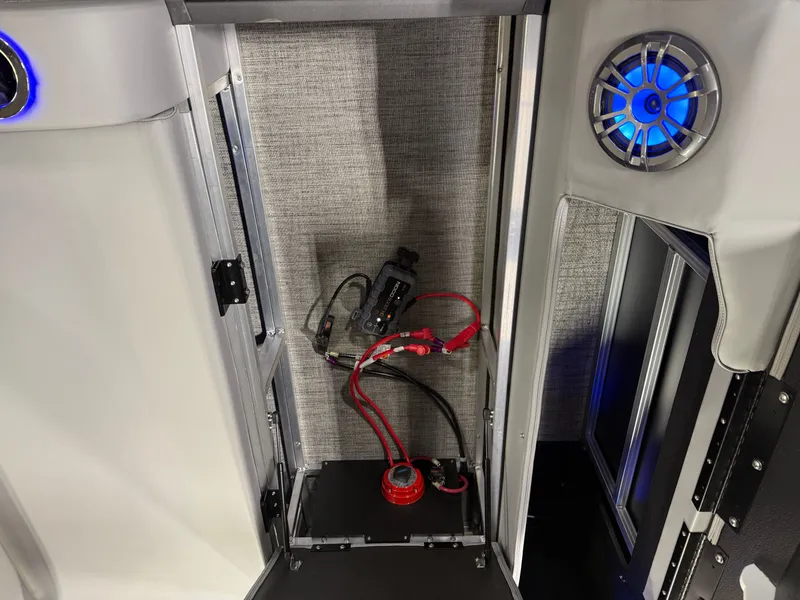 Slide: The Image of Tahoe LTZ 2385 Swingback (VRL) Tritoon & Honda 4-Stroke EFI 2025 - 23