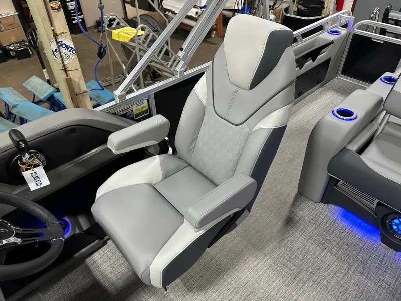 Slide: The Image of Tahoe LTZ 2385 Swingback (VRL) Tritoon & Honda 4-Stroke EFI 2025 - 10